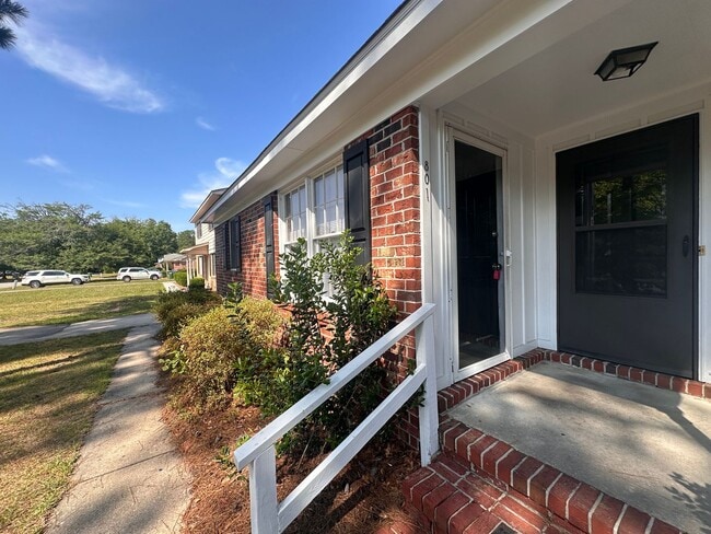 Building Photo - 801 Montclair Dr