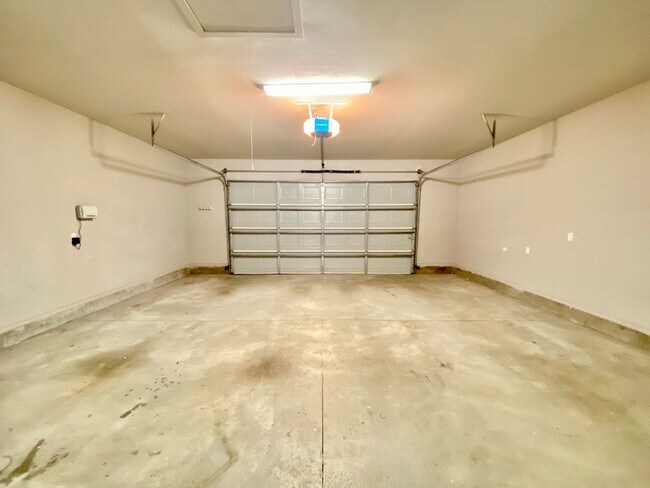 Building Photo - 3 Bed, 2.5 Bath in Gated Community with Private Pond