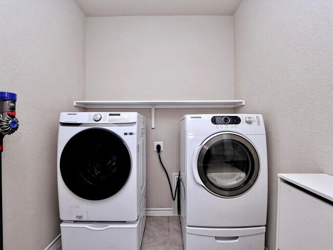 Building Photo - 128 Flexus Ln