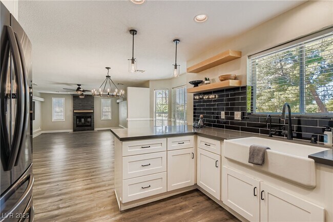 Building Photo - 6690 N Torrey Pines Dr