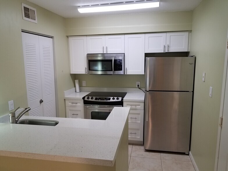 Functional kitchen w/ island for eating or sharing moment w/ your guests while you prepare dinner - 550 S Park Rd