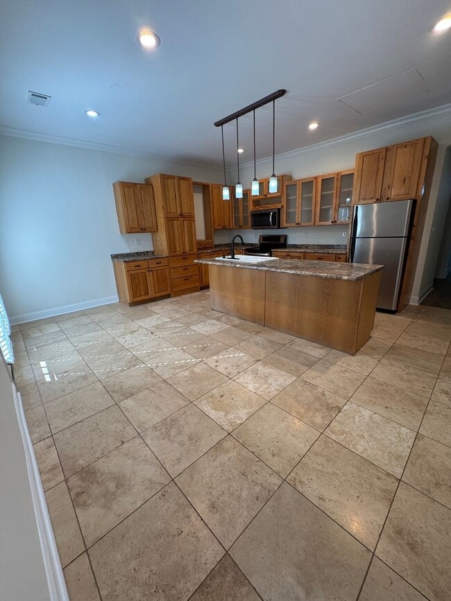 Building Photo - 3 Bed / 2 bath on 1.2 ACRES - 3 car garage...