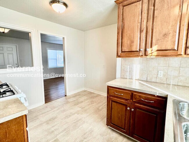 Building Photo - PROMO: Get HALF month’s rent free when you sign the lease TODAY! / 3 Bed, 1 Bath Home with Fenced...