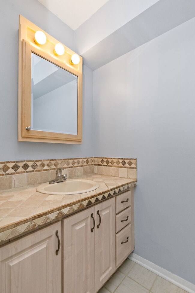 Building Photo - 1126 Tiverton Ct