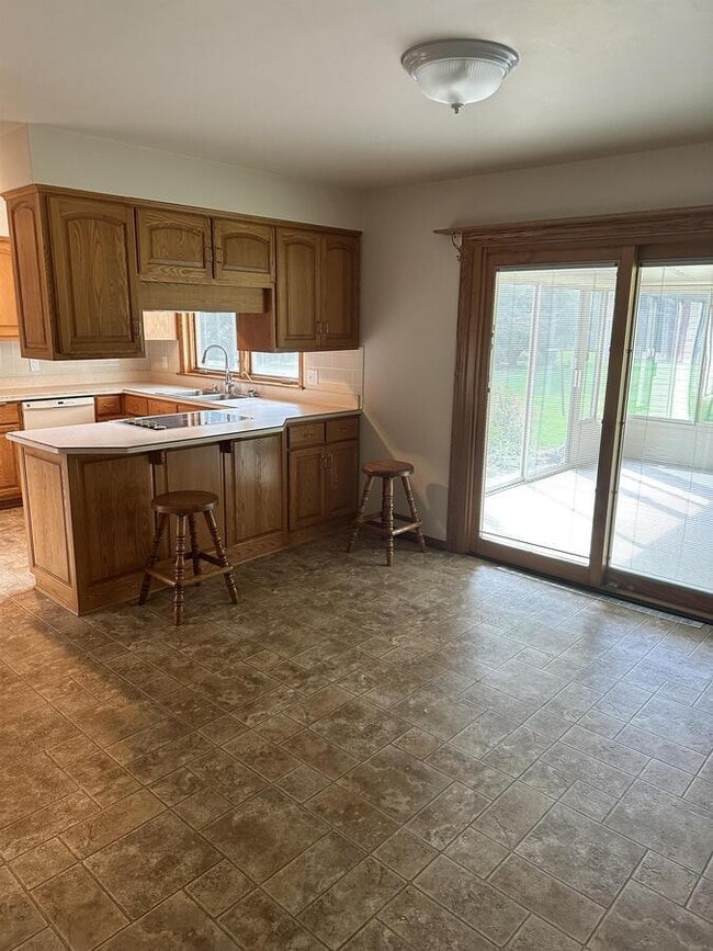 Building Photo - 2071 Maple Rd