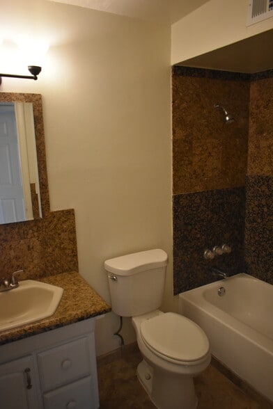 Building Photo - 3645 E 32nd St