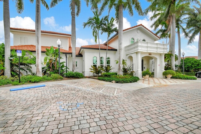 Building Photo - 923 Villa Cir