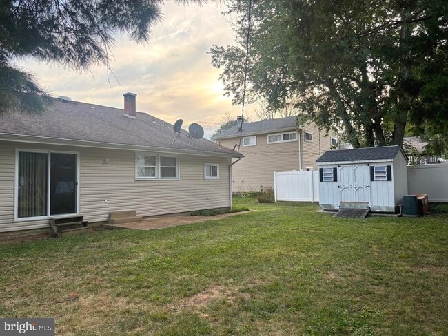 Building Photo - 8 N Avon Dr