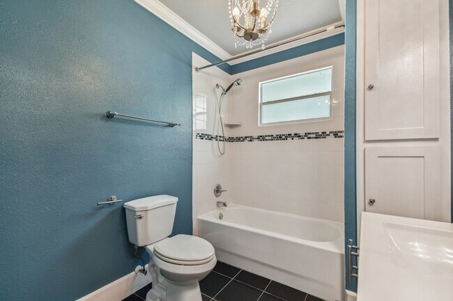 Building Photo - Riverside Heights Historic Bungalow!