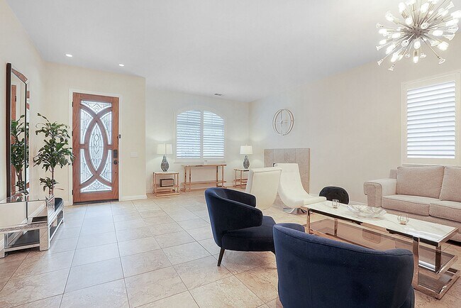 Building Photo - Beautiful executive home in the Eastlake-C...