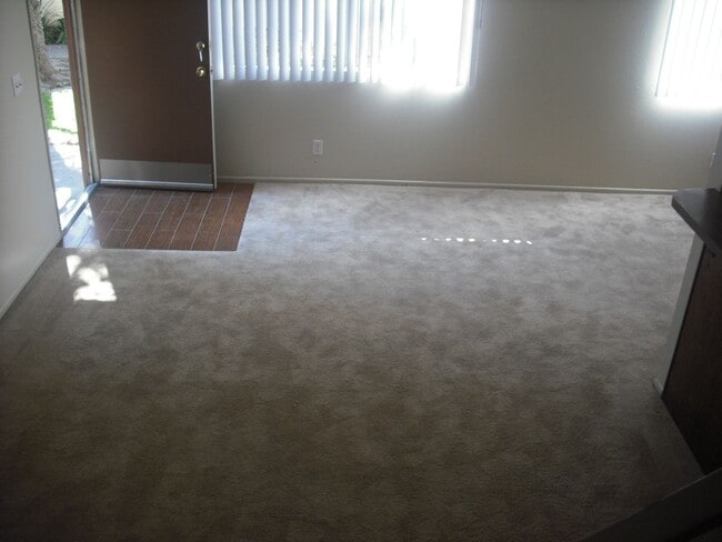 Building Photo - Popular townhouse in great location