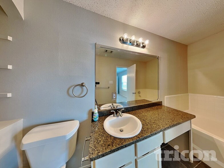 Building Photo - 637 Aqua Dr