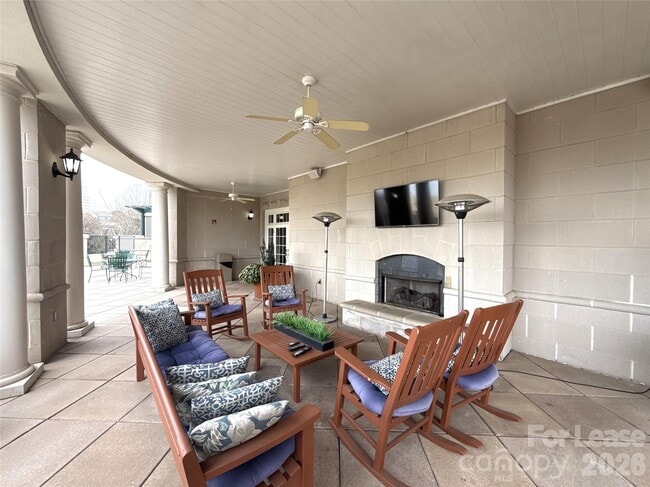 Building Photo - 300 W 5th St