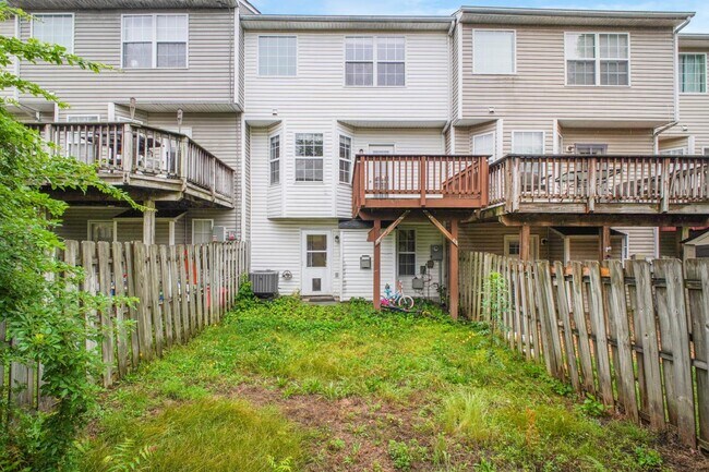Building Photo - 405 Donelson Loop