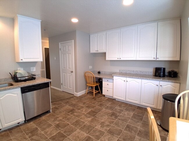 Building Photo - 986 900 E