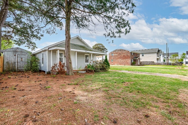 Building Photo - CHARMING 3 BEDROOM 1 BATH NEAR LITTLE CREEK & SHORE DR