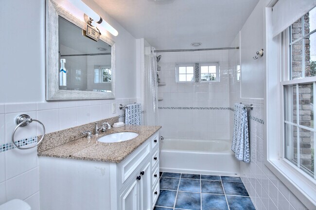 Building Photo - 8 Bauer Pl