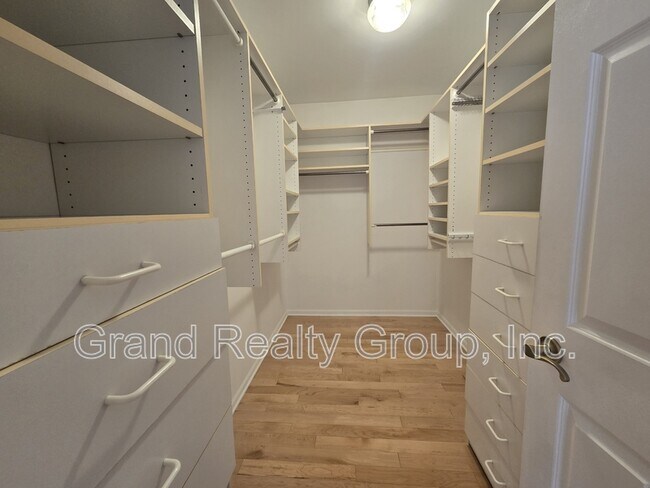 Building Photo - 217 Lexington Ct