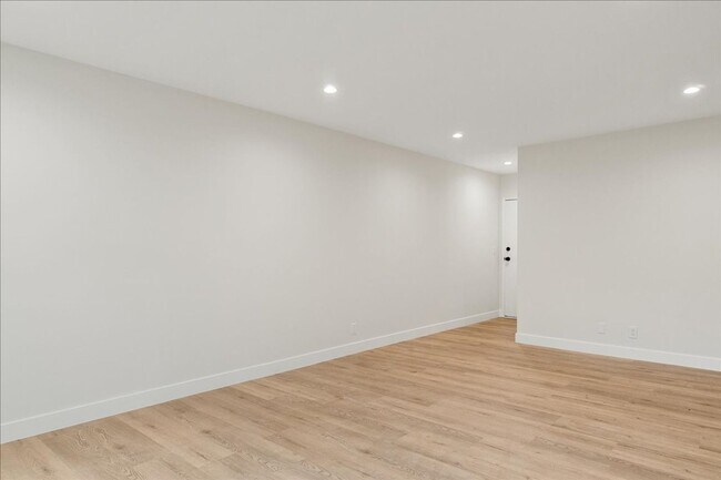 Building Photo - 1347 N Las Palmas Ave