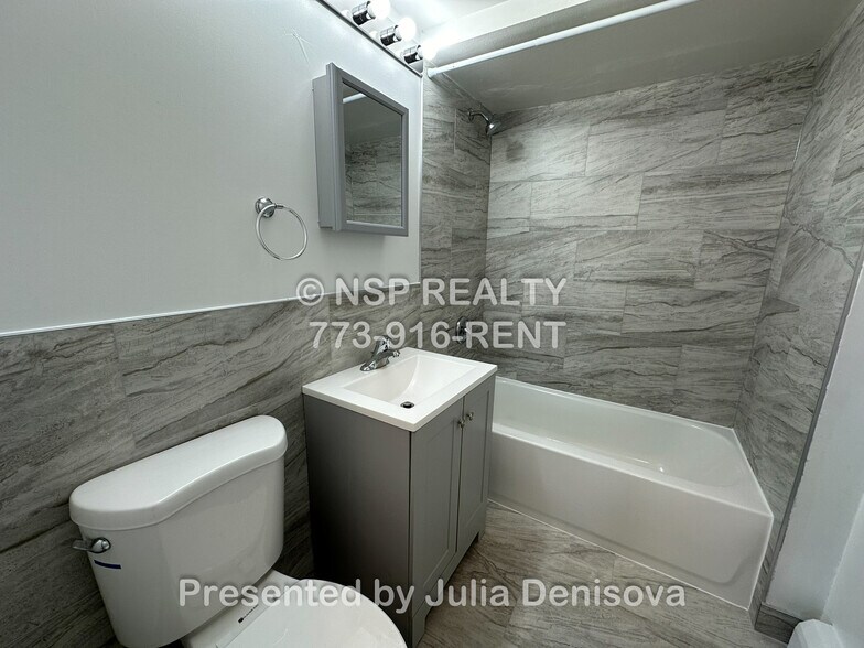 Building Photo - 1653 Oakwood Ave