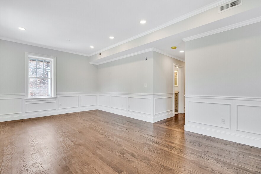 Building Photo - 128 Longwood Ave