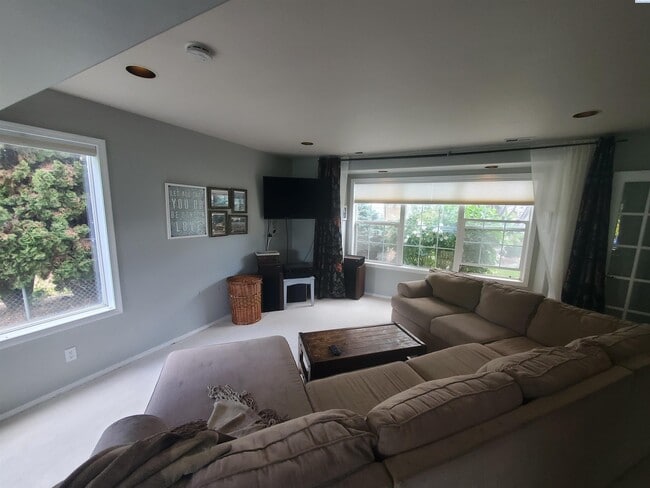 Building Photo - Pet friendly, avail July 1