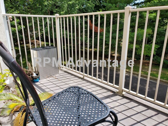 Building Photo - Gorgeous Townhouse Steps from Pool and Hik...