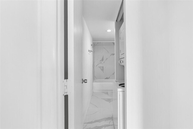 Building Photo - 4164 Inverrary Dr