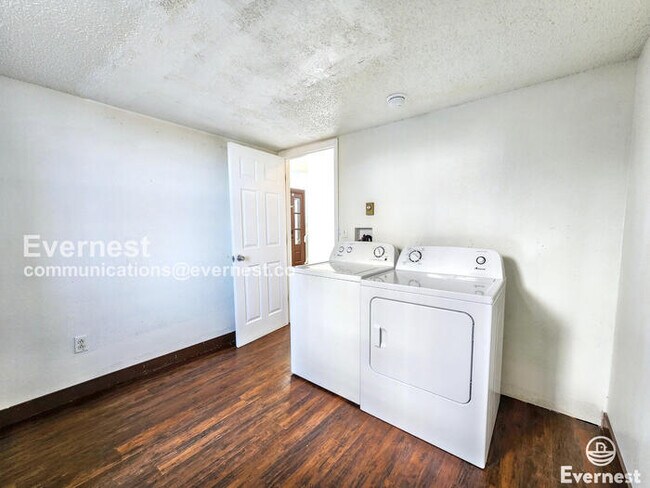 Building Photo - 811 S Rifle Way