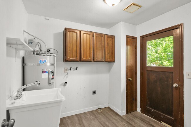 Building Photo - Updated 2 Bedroom, 1 Bathroom Duplex in the Heart of North Portland