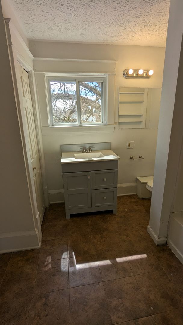 Building Photo - Discover this well-maintained 3-bedroom, 1-bath home in Akron