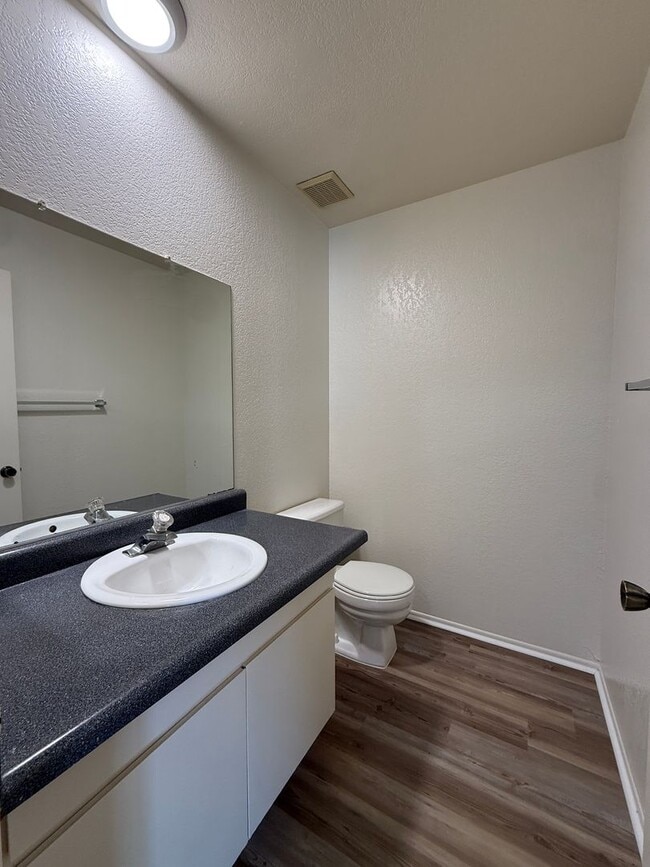Building Photo - Quail Meadows Upstairs Condo with Easy Access to 101 Frwy/VSFB