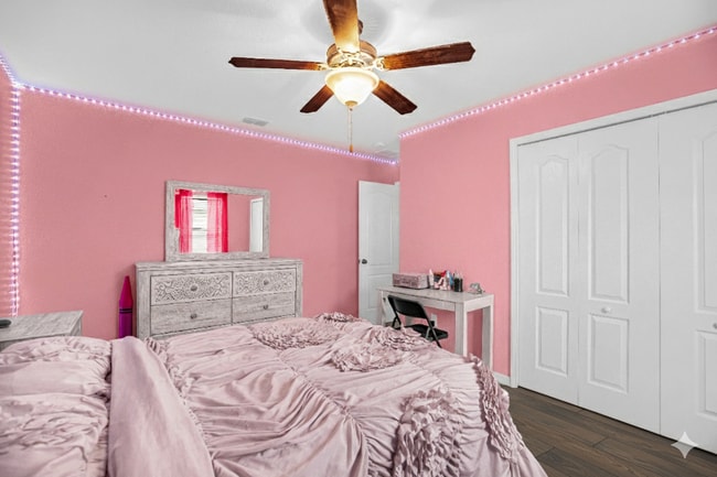Building Photo - "Discover Spacious Elegance: 5-Bed, 3-Bath...