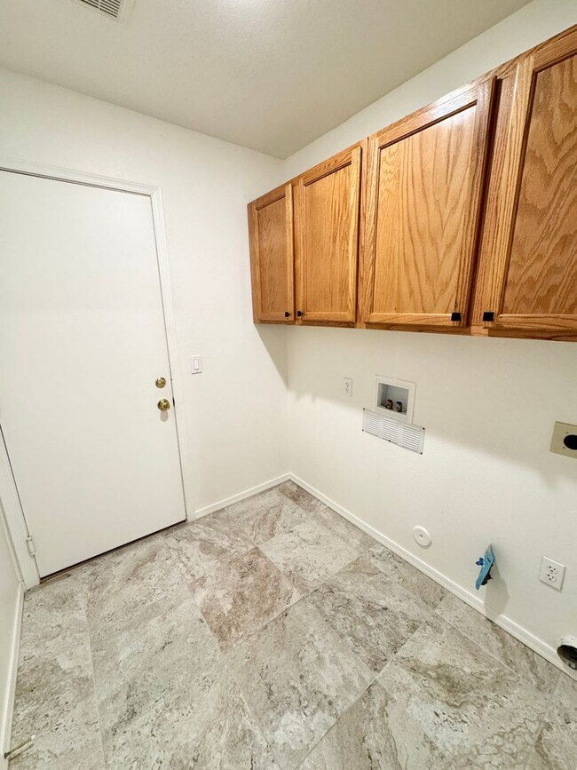 Building Photo - Meticulously Maintained 3 Bedroom + Den Single Level Home! Fantastic Low Backyard.