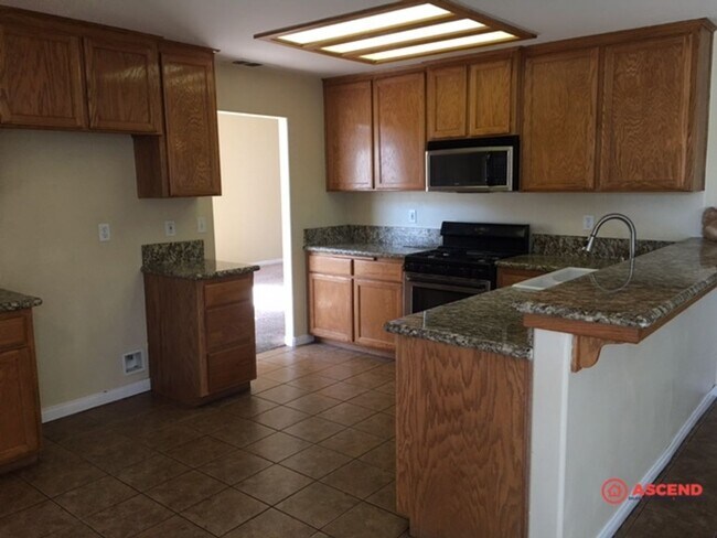 Building Photo - Amazing 5 Bedroom Home In Southwest!
