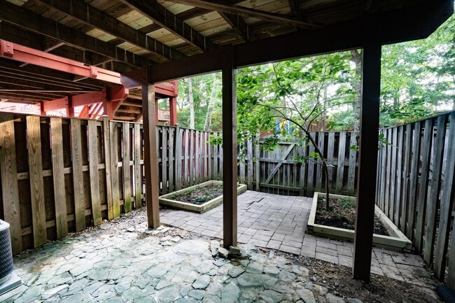 Building Photo - 8538 Towne Manor Ct