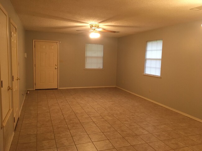 Building Photo - 315 Valley Dr