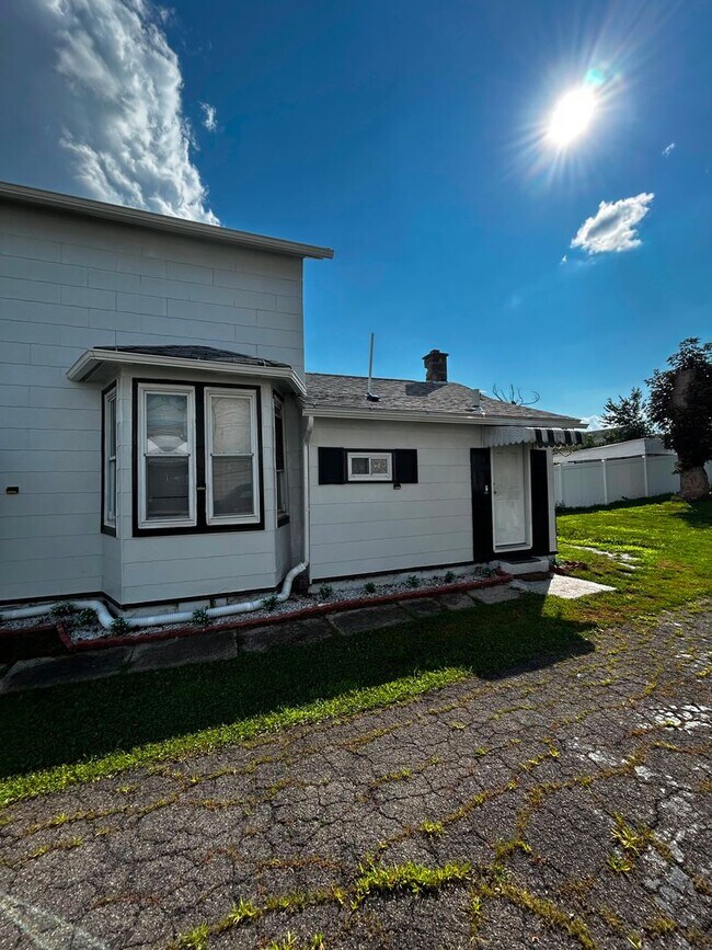 Building Photo - Charming 1-Bedroom Apartment in West Scranton – $1,050/Month