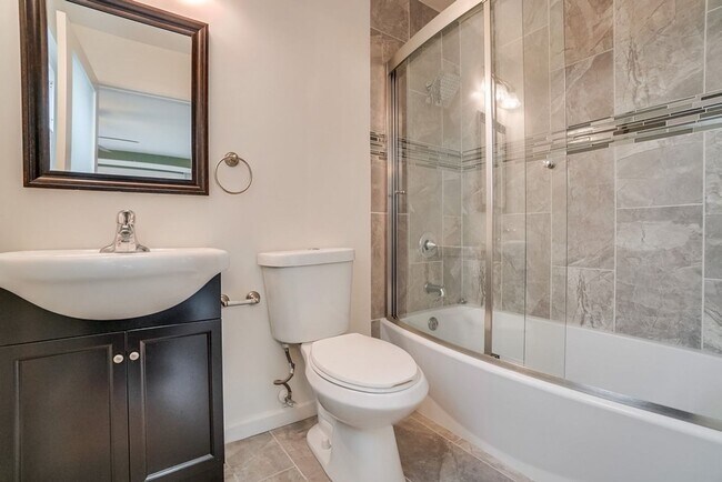 Interior Photo - 821 N. Austin Ave