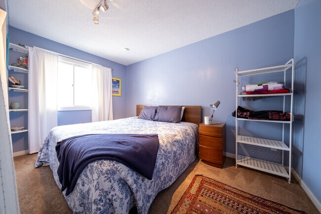 Building Photo - 3477 Pilgrim Ln N