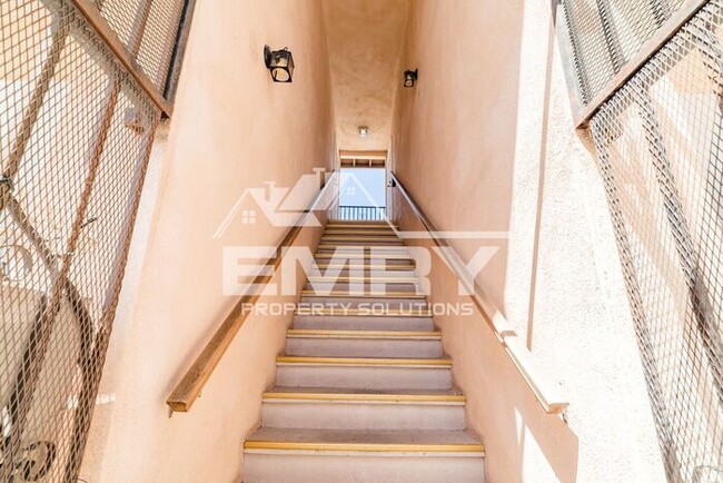 Building Photo - 2 Bed 1 Bath Apartment for Rent on Pickfor...