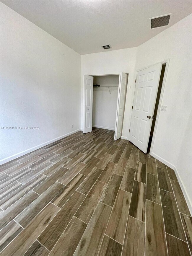 Building Photo - 5347 SW 40th Ave
