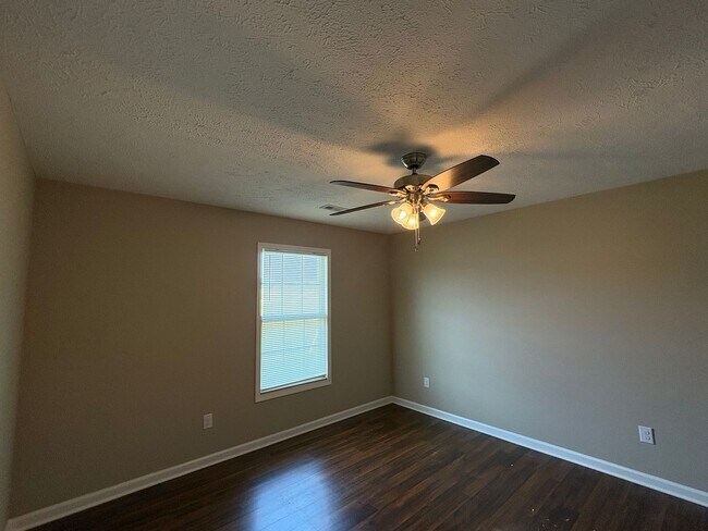 Building Photo - Cute 3 Bedroom Brick Home in Manchester!