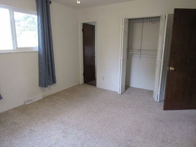 Building Photo - Spacious Bi Level home backing to open space