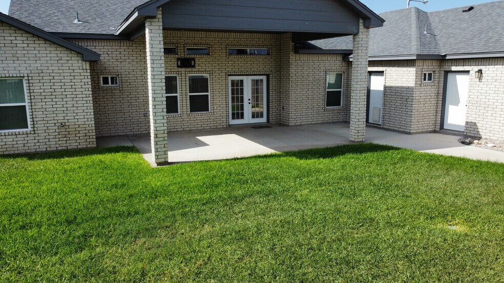 Building Photo - 400 Pitaya Ln