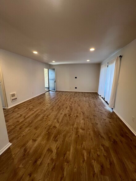 Building Photo - 1676 Maple Ave