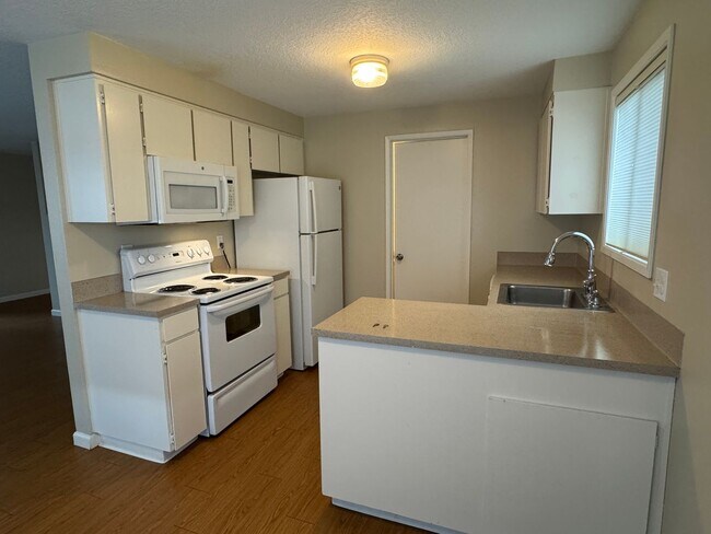 Building Photo - Spacious 2br/1.5ba 2-level Apt with washer/dryer included
