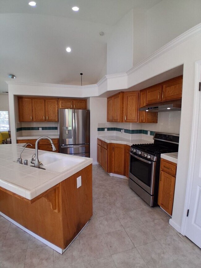 Building Photo - 10374 N Sierra Vista Ave