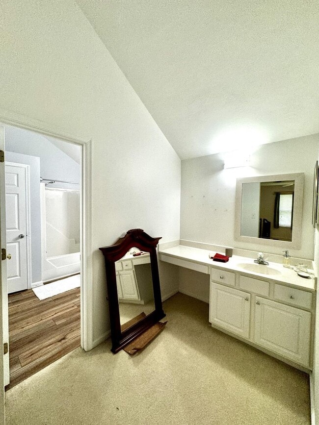 Building Photo - Beautiful 3 bed, 2.5 bath home with a spac...