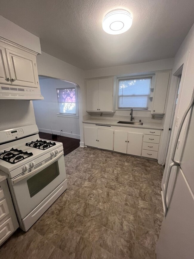 Building Photo - ADORABLE 2 BEDROOM HOME!!